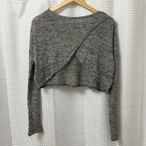 H&M DIVIDED semi sheer, cropped long sleeve - Picture 3 of 3